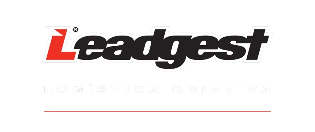 Logótipo da Leadgest, com a palavra "Leadgest" em negrito, onde a letra "L" é vermelha e estilizada. Abaixo, o slogan "Logística Criativa" em letras maiúsculas pretas sobre fundo transparente.
